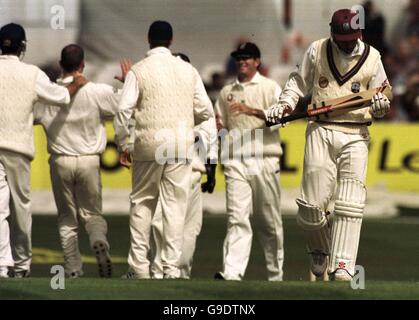 Cricket - Vierter Cornhill Versicherungstest - England gegen Westindien - erster Tag. Der englische Craig White (zweite l) feiert das Dickicht des westindischen Kapitäns Jimmy Adams (r), der für zwei Personen da ist, als er das Feld verlässt Stockfoto