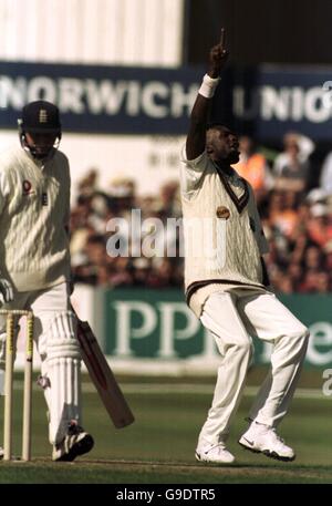 Cricket - Vierter Cornhill Versicherungstest - England gegen Westindien - erster Tag. West Indies' kurzum Ambrose (r) feiert in diesem Fall sein 400. Testdickicht, den englischen Mike Atherton (l) Stockfoto