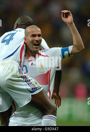 Der französische Zinedine Zidane feiert mit Patrick Vieira das Tor von Thierry Henry Stockfoto