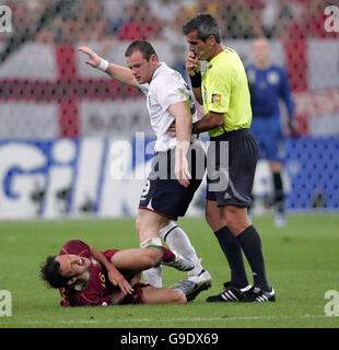 Englands Wayne Rooney stempelt auf Portugals Alberto Ricardo Carvalho während des Viertelfinalsspiel im FIFA World Cup Stadium in Gelsenkirchen, Deutschland. Bilddatum: Samstag, 1. Juli 2006. England verliert Elfmeterschießen 3-1.Bildnachweis sollte lauten: Martin Rickett/PA. „Dieses Bild darf nur in (i) Online-Diensten, Zeitungen, Zeitschriften, Zeitungen oder Zeitschriften und (ii) jeder Internetversion dieser Zeitungen, Zeitschriften oder Beilagen oder anderen redaktionellen Internetseiten verwendet werden, sofern diese nicht für den mobilen Zugriff/die mobile Anzeige vorgesehen sind oder als solche beworben werden Stockfoto