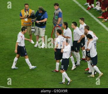 Der Engländer Frank Lampard, der eine Strafe verpasste, ging im Viertelfinale im FIFA-Weltcup-Stadion in Gelsenkirchen, Deutschland, deprimiert zu seinen Teamaten zurück, während der Schießerei gegen Portugal. Bilddatum: Samstag, 1. Juli 2006. Das Foto sollte lauten: Nick Potts/PA. Stockfoto