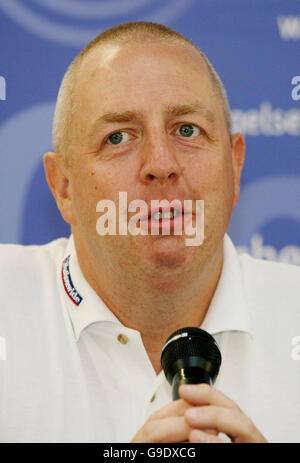 Kevin Miles, internationaler Koordinator des Supporters Fußballverbandes in England, anlässlich einer Pressekonferenz in Gelsenkirchen, Deutschland, nach England WM Viertel Finale gegen Portugal gestern. Stockfoto