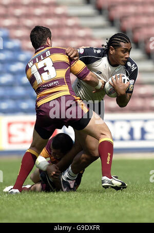 Rugby League - Engage Super League - Galpharm Stadium. Ali Lauitiiti von Leeds kämpft gegen Stephen Wild aus Huddersfield während des Engage Super League-Spiels im Galpharm Stadium in Huddersfield. Stockfoto