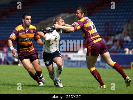 Rugby League - Engage Super League - Galpharm Stadium. Steve Snitch von Huddersfield bekämpft Rob Burrow von Leeds während des Engage Super League-Spiels im Galpharm Stadium in Huddersfield. Stockfoto