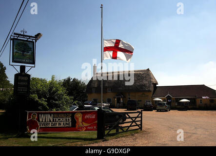 Eine St. George's Flagge fliegt am halben Mast im Ash Pub in der Nähe des Stansted Airport, Essex, bevor die England Mannschaft aus Deutschland zurückkommt. Bilddatum: Sonntag, 2. Juli 2006. England verlor 3-1 in einem Elfmeterschießen gegen Portugal während der FIFA Fußball-Weltmeisterschaft Viertelfinale am Samstag. Siehe PA Story WORLDCUP England. Bildnachweis sollte lauten: David Davies/PA. Stockfoto