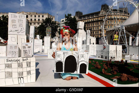 Maija Purins, 10 von Walthamstow in Nord-Ost-London, hält ihre Version von der Hauptstadt Admiralty Arch am Trafalgar Square in central London. Stockfoto