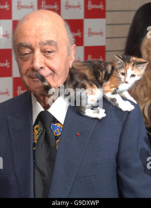 Pussycat Puppen öffnen Harrods Sommerangebot. Ladenbesitzer Mohammed Al Fayed und Freund während der Eröffnung des Harrods Summer Sale, Harrods, West London. Stockfoto