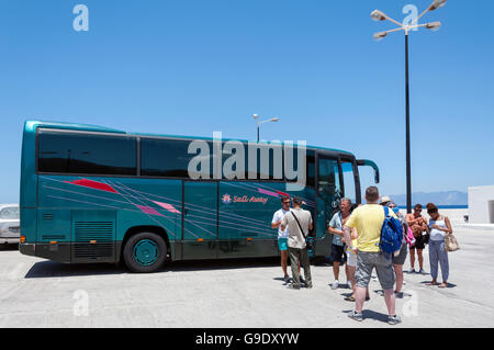 Ausflug-Tour-Bus und Passagiere am Stefanos Vulkankrater, Nisyros (Nissyros), die Dodekanes, Süd Ägäis, Griechenland Stockfoto