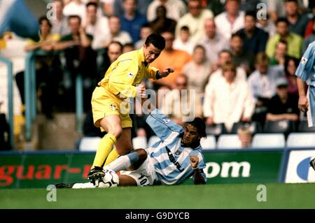 Moustapha Hadji (r) von Coventry City nimmt als Leeds einen Sturz ein United's Ian harte (l) geht in den Ball Stockfoto