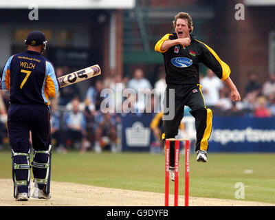 Cricket - Twenty20 Cup 2006 - North Division - Leicestershire Foxes / Derbyshire Phantoms - Grace Road. Nick Walker von Leicestershire Foxes feiert das 9. Jubiläum von Graeme Welch von Derbyshire Phantoms Stockfoto