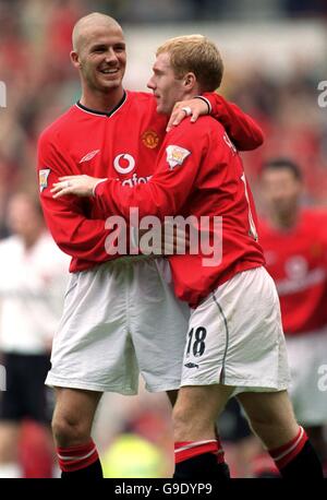 (L-R) David Beckham von Manchester United gratuliert Paul Scholes zum dritten Tor von United Stockfoto