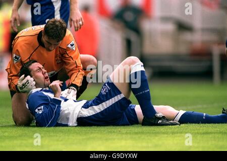 Fußball - FA Carling Premiership - Middlesbrough / Everton. Everton-Kapitän David Weir wird von Torwart Paul Gerrard getröstet, nachdem er sich bei einem Zusammenstoß mit Phil Stamp von Middlesbrough den Kopf zerschellt hat Stockfoto