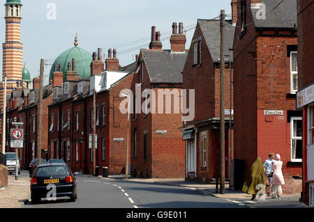 Die Straßen des Hyde Park in Leeds, West Yorkshire, wo sich die polizeiliche Untersuchung nach den Londoner Bombenanschlägen vom 7. Juli 2005 konzentrierte. Stockfoto