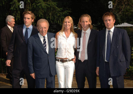 Sir David Frost und seine Familie besuchen die Sommerparty von David Frost im Zentrum von London. Bilddatum: Mittwoch, 5. Juli 2006. Bildnachweis sollte lauten: Ian West/PA. Stockfoto