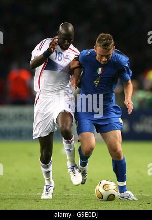 (L-R) der französische Alou Diarra und der italienische Daniele De Rossi kämpfen um den Ball Stockfoto