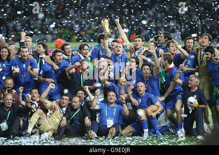 Fußball - FIFA Fußball-Weltmeisterschaft Deutschland 2006 - Finale - Italien gegen Frankreich - Olympiastadion - Berlin. Italien feiert den Sieg über Frankreich Stockfoto