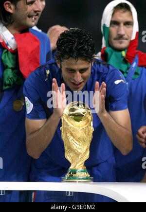 Fußball - FIFA Fußball-Weltmeisterschaft Deutschland 2006 - Finale - Italien gegen Frankreich - Olympiastadion - Berlin. Der Italiener Fabio Grosso vor der Trophäe Stockfoto