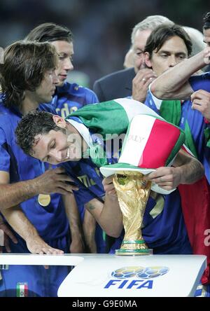 Fußball - FIFA Fußball-Weltmeisterschaft Deutschland 2006 - Finale - Italien gegen Frankreich - Olympiastadion - Berlin. Italiens Spieler feiern mit der Trophäe Stockfoto