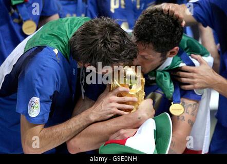 Fußball - FIFA Fußball-Weltmeisterschaft Deutschland 2006 - Finale - Italien gegen Frankreich - Olympiastadion - Berlin. Italienische Spieler küssen die Trophäe Stockfoto