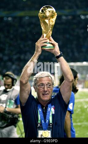 Fußball - FIFA Fußball-Weltmeisterschaft Deutschland 2006 - Finale - Italien gegen Frankreich - Olympiastadion - Berlin. Marcelo Lippi, Cheftrainer Italien mit der Trophäe Stockfoto