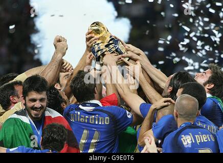 Fußball - FIFA Fußball-Weltmeisterschaft Deutschland 2006 - Finale - Italien gegen Frankreich - Olympiastadion - Berlin. Italiens Spieler feiern mit der Trophäe Stockfoto