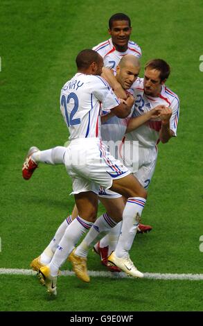 Fußball - FIFA Fußball-Weltmeisterschaft Deutschland 2006 - Finale - Italien gegen Frankreich - Olympiastadion - Berlin. Der französische Zinedine Zidane feiert sein Ziel Stockfoto