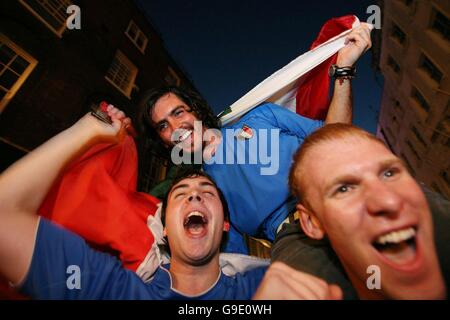 Italienischen Fans außerhalb Bar Italia in Soho feiern ihren Weltcup-Sieg gegen Frankreich im Olympiastadion in Berlin, Deutschland, auf der Party von Peroni gehostet. Stockfoto