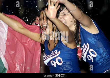 Italienische Fußball-Fans feiern Italiens WM-Finalsieg gegen Frankreich in den Brunnen des Trafalgar Square in London. Stockfoto