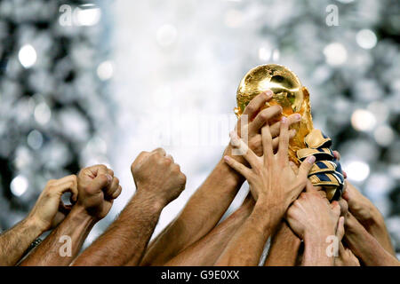 Fußball - FIFA Fußball-Weltmeisterschaft Deutschland 2006 - Finale - Italien gegen Frankreich - Olympiastadion - Berlin. Italienische Spieler halten die FIFA-Weltmeisterschaft hoch Stockfoto