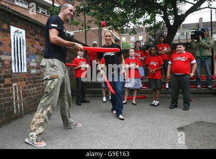 Der englische Cricketspieler Kevin Pietersen und die Liberty X-Sängerin Jessica Taylor spielen Cricket mit Kindern der Christchurch Bentinek Primary School im Zentrum von London. Stockfoto