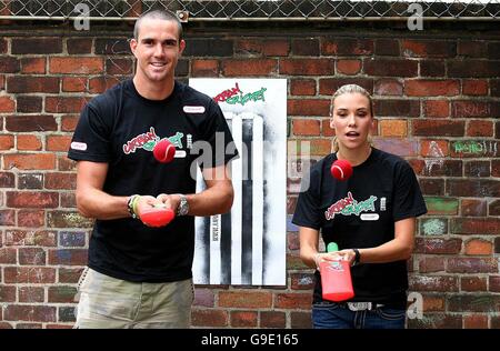 Der englische Cricketspieler Kevin Pietersen und die Liberty X-Sängerin Jessica Taylor spielen Cricket mit Kindern der Christchurch Bentinek Primary School im Zentrum von London. Stockfoto