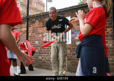 England Cricketspieler Kevin Pietersen spielt Cricket mit Kindern der Christchurch Bentinek Primary School im Zentrum von London. Stockfoto