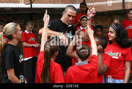 Pietersen fördert den Cricket-Wettbewerb für Kinder. England Cricketer Kevin Pietersen mit Kindern der Christchurch Bentinek Primary School im Zentrum von London. Stockfoto