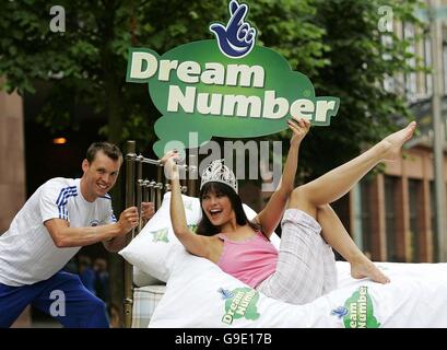 Der olympische Silbermedaillengewinnerin Campbell Walsh und Miss Scotland Nicola McLean helfen, das erste Lotteriespiel zu starten, um Geld für die Olympischen Spiele 2012 in London in der Royal Concert Hall in Glasgow zu sammeln. Stockfoto