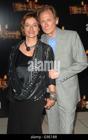 Bill Nighy und Gast kommen zur europäischen Premiere von Pirates of the Caribbean: Dead man's Chest im Odeon Cinema am Leicester Square im Zentrum von London. Stockfoto