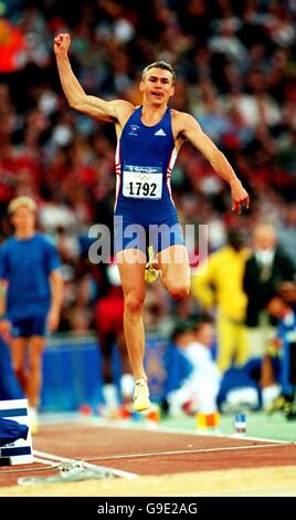 Olympische Spiele 2000 in Sydney - Leichtathletik - Dreisprung der Männer. Der britische Jonathan Edwards in Aktion Stockfoto