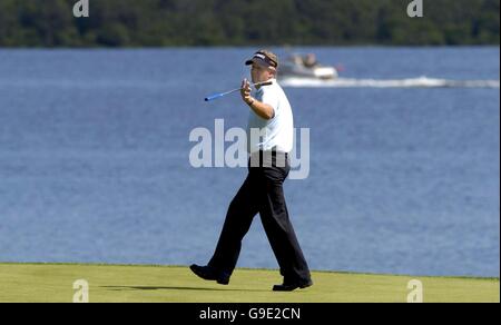 Der schottische Colin Montgomerie zeigt seine Frustration, als er bei der dritten Runde der Barclays Scottish Open am Loch Lomond die Chance auf einen Birdie auf dem 6. Loch verpasst. Stockfoto