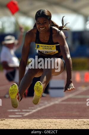 Tiombe Hurd setzt während der Norwich Union European Trials und AAA Championships in Manchester einen neuen Rekord im Frauendreisprung. Stockfoto