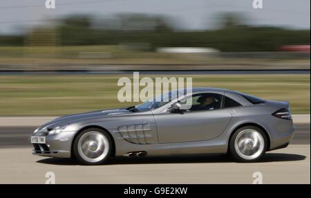 Ein Mercedes SLR McLaren, der von Autocar's Editor at Large, Steve Sutcliffe, auf der Start- und Landebahn des London City Airport gefahren wurde, wo er eine Geschwindigkeit von 175,7 mph erreichte - der Londoner Landgeschwindigkeitsrekord. Stockfoto