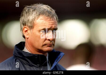 Fußball - FA Carling Premiership - Manchester United / Chelsea. Chelseas Manager Claudio Ranieri schaut von der Bank Stockfoto