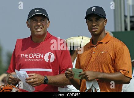 US's Tiger Woods (rechts) und sein Caddy Steve Williams auf dem ersten Abschlag während der ersten Runde der 135. Open Championship im Royal Liverpool Golf Club, Hoylake. Stockfoto