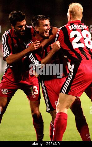 Bernd Schneider (c) von Bayer Leverkusen feiert das Tor zum Auftakt Mit Teamkollegen Michael Ballack (l) und Carsten Ramelow (r) Stockfoto