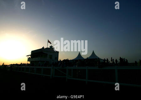 Pferderennen - Epsom Live! Mit UB40 - Epsom Downs Racecourse. Gesamtansicht der Rennstrecke von Epsom Stockfoto