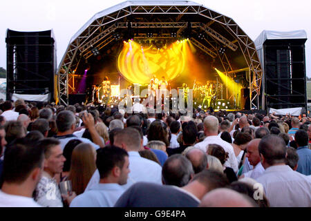 Pferderennen - Epsom Live! Mit UB40 - Epsom Downs Racecourse. UB40 unterhalten das Publikum im Epsom Stockfoto