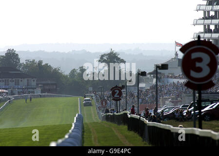 Pferderennen - Epsom Live! Mit UB40 - Epsom Downs Racecourse. Gesamtansicht der Rennstrecke von Epsom Stockfoto