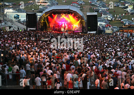 Pferderennen - Epsom Live! Mit UB40 - Epsom Downs Racecourse. UB40 unterhalten das Publikum im Epsom Stockfoto