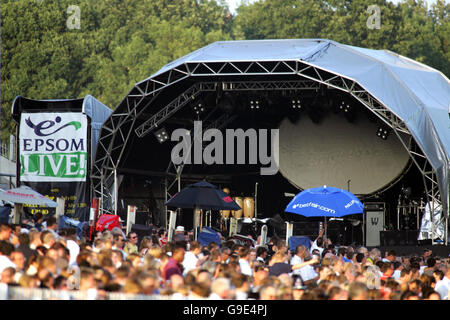 Pferderennen - Epsom Live! Mit UB40 - Epsom Downs Racecourse. UB40 unterhalten das Publikum im Epsom Stockfoto