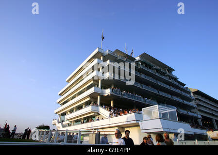 Pferderennen - Epsom Live! Mit UB40 - Epsom Downs Racecourse. Gesamtansicht der Rennstrecke von Epsom Stockfoto