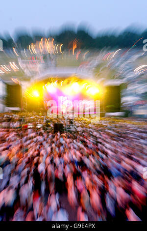 Pferderennen - Epsom Live! Mit UB40 - Epsom Downs Racecourse. UB40 unterhalten das Publikum im Epsom Stockfoto