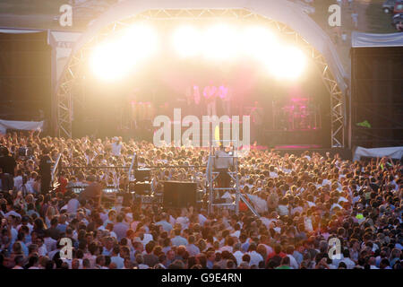 Pferderennen - Epsom Live! Mit UB40 - Epsom Downs Racecourse. UB40 unterhalten das Publikum im Epsom Stockfoto